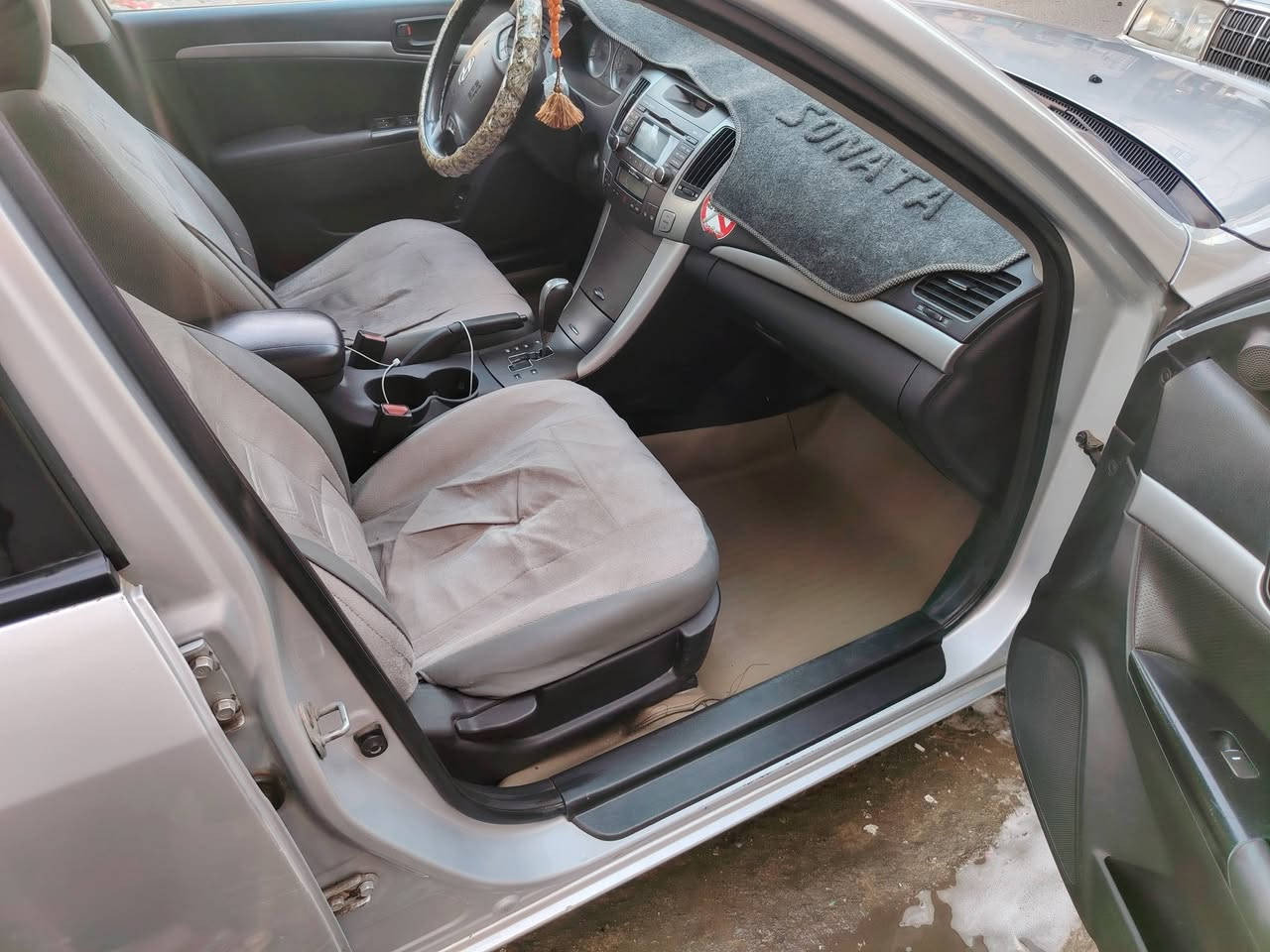 سلام عليكم سياره هونداي سوناتا ٢٠١٠ بصره مكفولة من الضربة والكص ونقل الجثة وكافة الاصوليات والرسميات تبريد شغال باتري جديد كوري ماينكفل من الصبغ سياره بسمي. رقم الانجليزي الجديد العنوان بصره جمهوريه السعر١٢٠ وبيه مجال رقم الهاتف ***********
