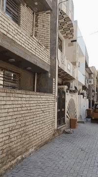 دار للبيع زراعي سند٢٥
١٠٠متر مربع طابقين 
صاله 
مطبخ حار 
مطبخ بارد 
صحيات عدد٣
غرف نوم عدد٢
محتويات لبيت 
سخان 
تانكي ماء 
مغاسل 
جاهز للسكن 
الشرطه الخامسه قرب جامع الجميلي 
السعر ١١٥وبي مجال التواصل ***********
