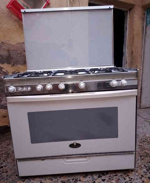 طباخ كريازي المصري الاصلي نضيف جدا مستخدم قليل خمس عيون وفرن شغال غاز وكهرباء 
العنوان بغداد الكمالية 
***********
