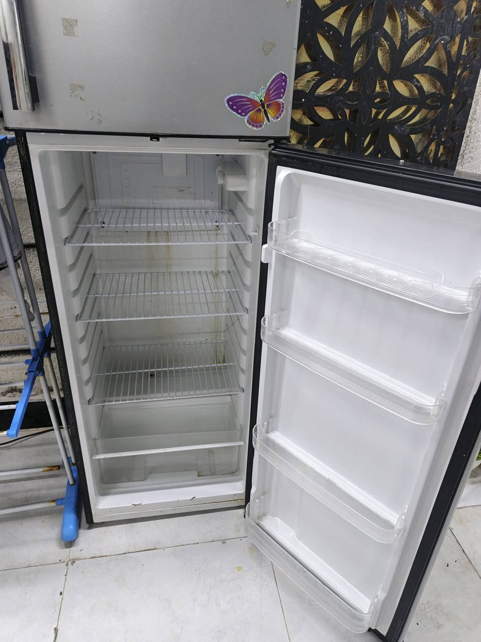 ثلاجه 251لتر شرط الشغل والتبريد
ماداخله تصليح ابد وافحص وين تحب
نضيفه كلش اخت الجديده
سعرها 225بيه مجال بسيط كلش 
مكاني البصره ابي
***********
