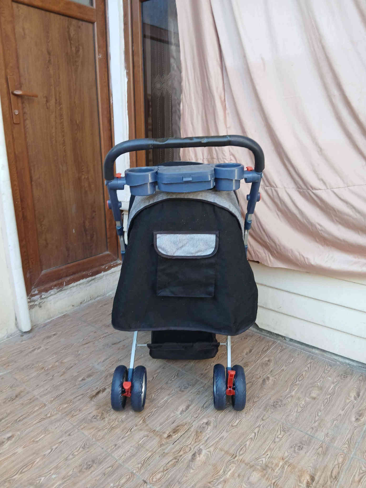 عارەبانەی مناڵان زۆر تازەیە و پاک و جوان و بێعەیب 8 تاییە،  کورسیەکەی پاڵ ئەخرێ بۆخەوتن و تەواوتەختەکرێێێێ
، قایشی بەستنەوەی هەیە ،مێزی پێوەیە لای دایکەکە ،  ژێری پێوەیە بۆشت هەڵگرتن
،  تایەو ئیسۆپی زۆر مەزبوتەو بچوک ئەکرێتەوە بۆناوسەیارە، 
سعری زۆر گونجاوەو سعری  35 هەزارە کۆتای
سلێمانی ، گەیاندن هەیە*********** السليمانية
