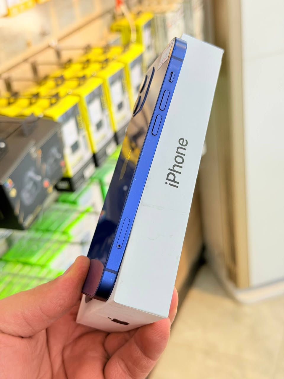 ✅  متوفر بيع بلنقد ولاقساط ✅
ايفون 12 ذاكره 128 بطاريه 88 يعني جديد نضافه 90 ‎%‎ كامل ملحقاته وتر بروف فحص حاسبه كله نورمال يعني ممبدل بي شي شرط تفحص بالوكاله نموذج M الأصلي ✌️
لون مميز (ومتوفر اقساط على مصرف الرافدين )تاخذه ضمان 5 ايام اي مشكله او عطل من المركز 
السعر 350 الف 💙
العنوان بغداد البياع شارع 20 مقابيل علي العناب او الشيف السوري مركز الهاتف لاصلي 
📞📞***********
📞📞***********
