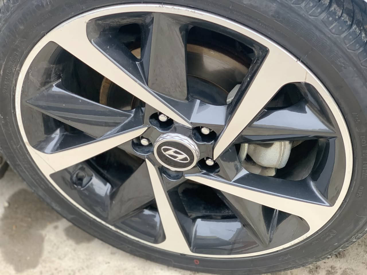 بسم الله الرحمن الرحيم
هيونداي سوناتا لميتد 2023 وارد امريكي 
سعر 172وبيها مجال للشراي تأمر
محرك 1600 Turbo. المسافة المقطوعة-27الف
سيارة 1/1 مواصفات لميتد معروفة 
كشن كهربائي-تدفئة كشنات-تبريد قطعتين-بانوراما-شاشة ديجتال الكتروني -12سماعة BOSS-جنطة كهربائية ذكية -كير دكم سايد بريك دكمة)
سيارة جديدة مقارنتن بخواتها ماشيه اقل صدر مال شركة سيارة حادثها بنيد وباب وجاملغ حادث صطحي لا لغود ولا شواصي فقط ايرباك ستيرن 
———
رقم الهاتف للستفسار ::***********
فقط واتساب متواجد
عنواني..بغداد البياع
