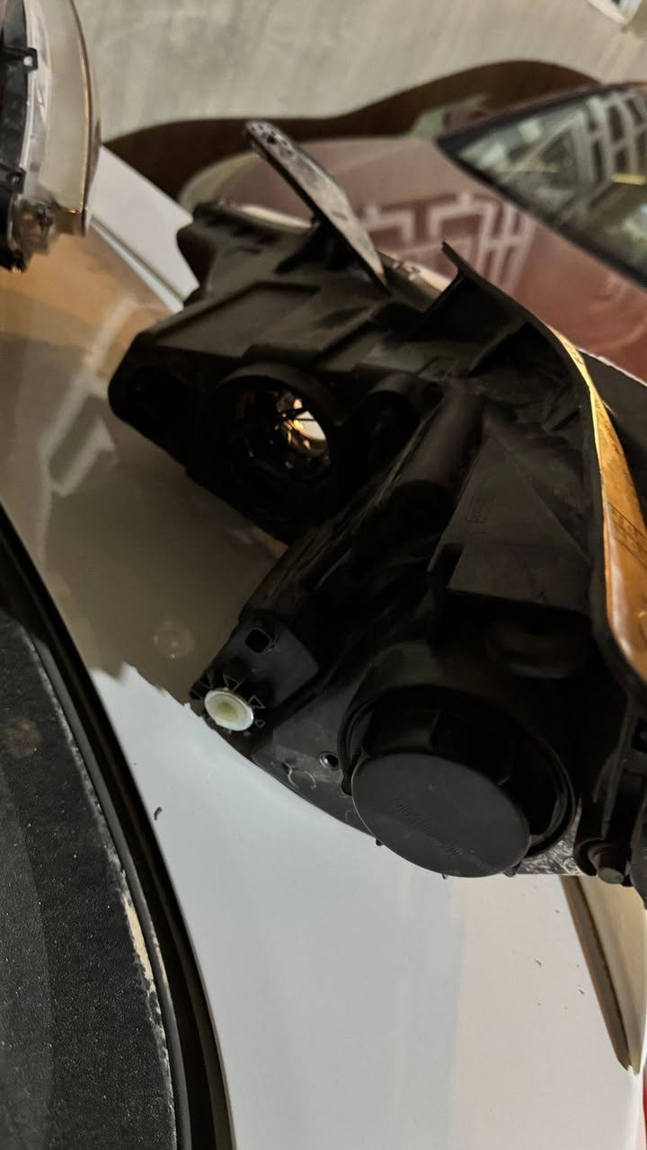 السلام عليكم لايتات سوناتا اثنين واحد نضيف وثاني جامه مكسوره + اثنين بلاجكتورات +دبل مفرد نفس ما موضح ب صوره وفيديوات للبيع وتساب ***********
