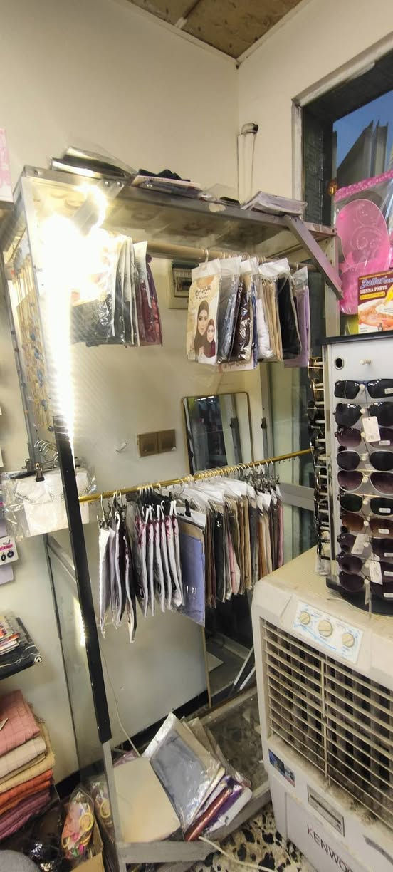 السلام عليكم
غراض محل للبيع 

عارضة وسطية المنيوم مترتين عرض

ستاند رفوف حديد 

ستاند حجابات وشالات 

بورد mdf عدد اثنين 

*********** واتساب
المكان بغداد شهداء السيدية
