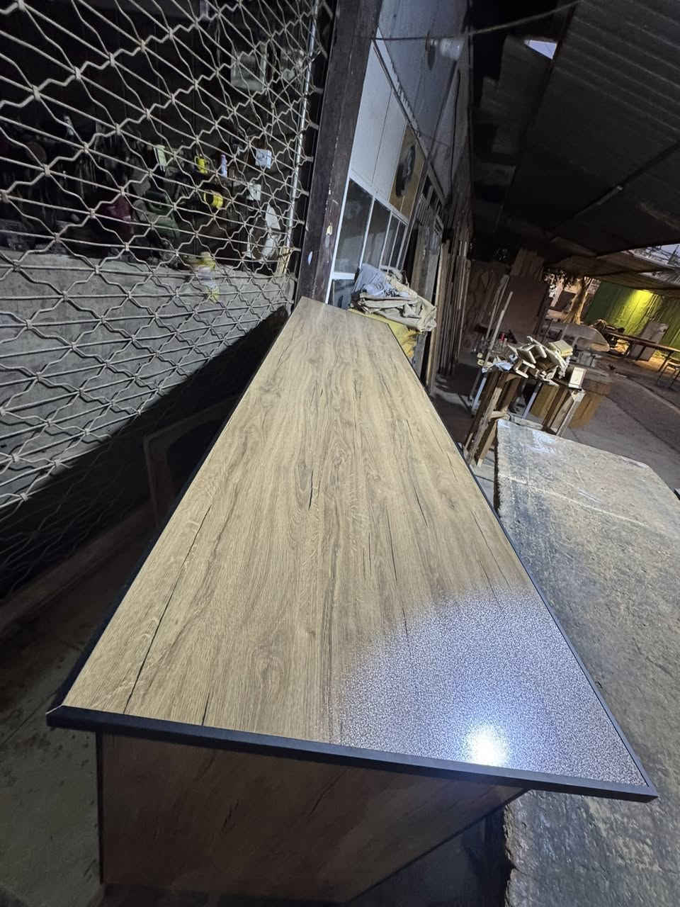 ميز كاشير كمل اليوم خشب MDF
فصلتة للأسواق (كاشير)
القياسات:
الطول240
الارتفاع 115
العرض أو النزال60تقريباويزيد قليلاً
  عندي غلط بالقياسات تبعاً للمكان
وما انتبهت إلا عند انتهاء النجار
  كلفني 400,000الف دينار
اعرض لكم  البيع بسعر350وبي مجال
مكان تواجدي والميز في السيدية
للاستفسار أكثر الاتصال على الرقم،
*********** واتساب تيلكرام او اتصال
  وهذ الصور
