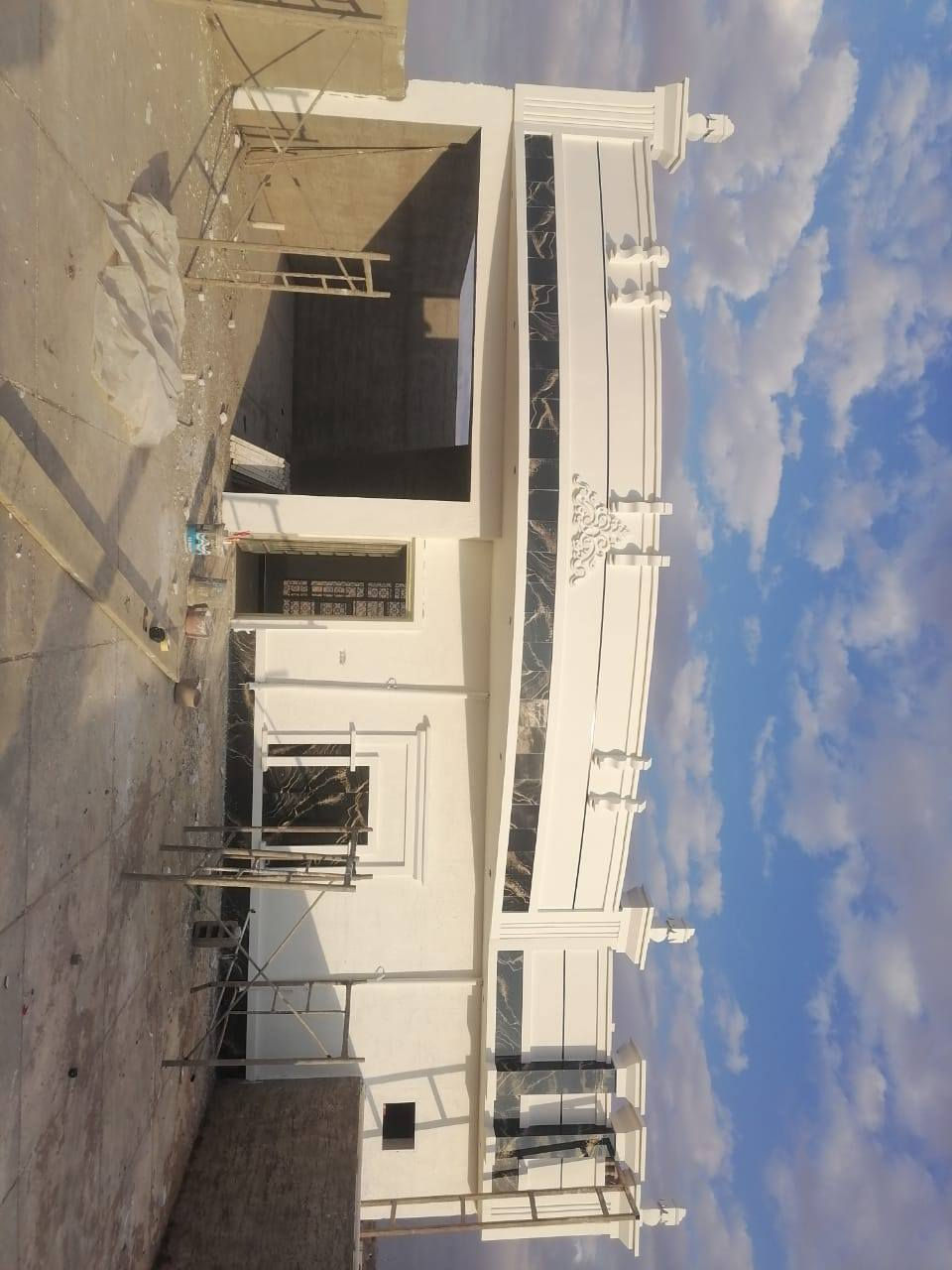 السلام عليكم صباغ متفرغ حاليآ اشتغل صبغ ولبخ وتطعيم فوم تركي وحجر شغلي خارج وداخل واجهيات شعندك راسلني ودلل*********** متوفر واتساب
