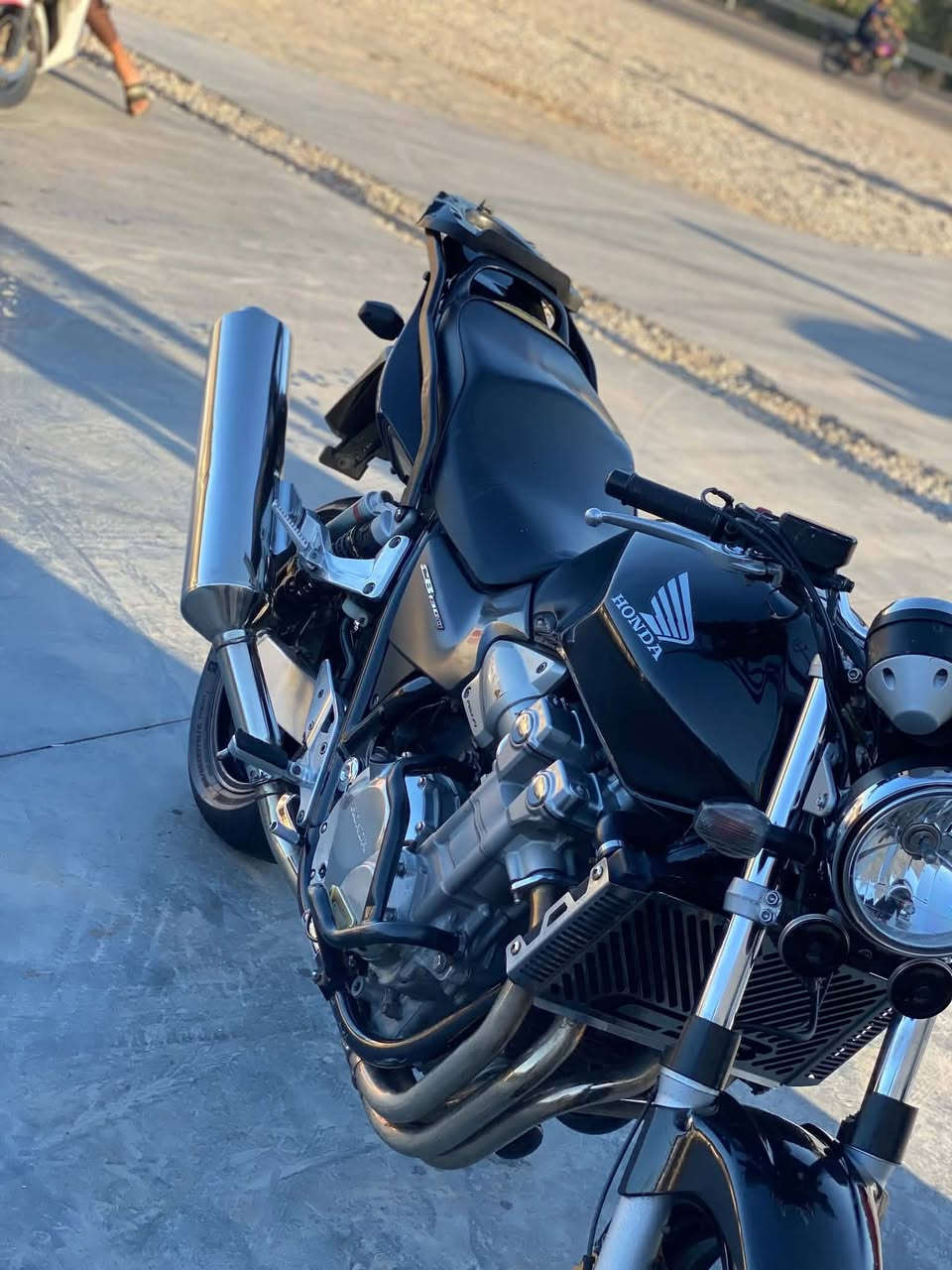 السلام عليكم اخوتي العزاز
دراجة Cb1300cc للبيع 

موديل  ١٣ ٢٠ 

دراجه Adc

اللون اسود 

ماشية  ٤٩ الف

الدراجة خير من الله ومكفوله كفاله عامه من التاير الامامي للخلفي انطي ترايها وين ميعجبك دراجه كلها على الوضع البلادي 

مكان الدراجة ديالئ 

الراغب بل شراء سعرها ٤٦ ورقه وبيها مجال للطيبين 

للاتصال  ***********

واتساب ***********
