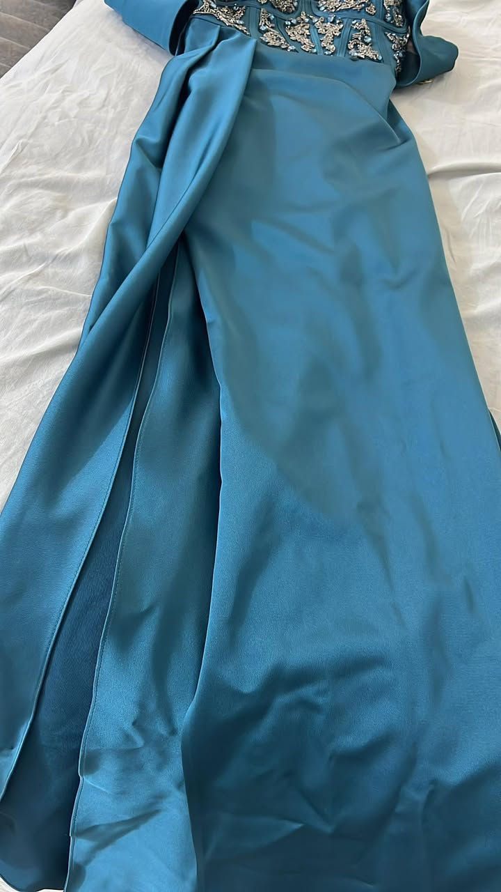 فستان  للبيع بخامه وجوده  ممتازه وكلش يحلي  الجسم مشد منه وبي قياس 40-38  اخذته من الاميرات   جديد وما ملبوس  نلغت الحفله وبعدة بالماركة اخذته 320 وابيعه 220 الف بي مجال بسيط


**إذا كنت صاحب هذا الإعلان وتريد حذفه لأي سبب، رجاءا أرسل رسالة إلى الدعم الفني**