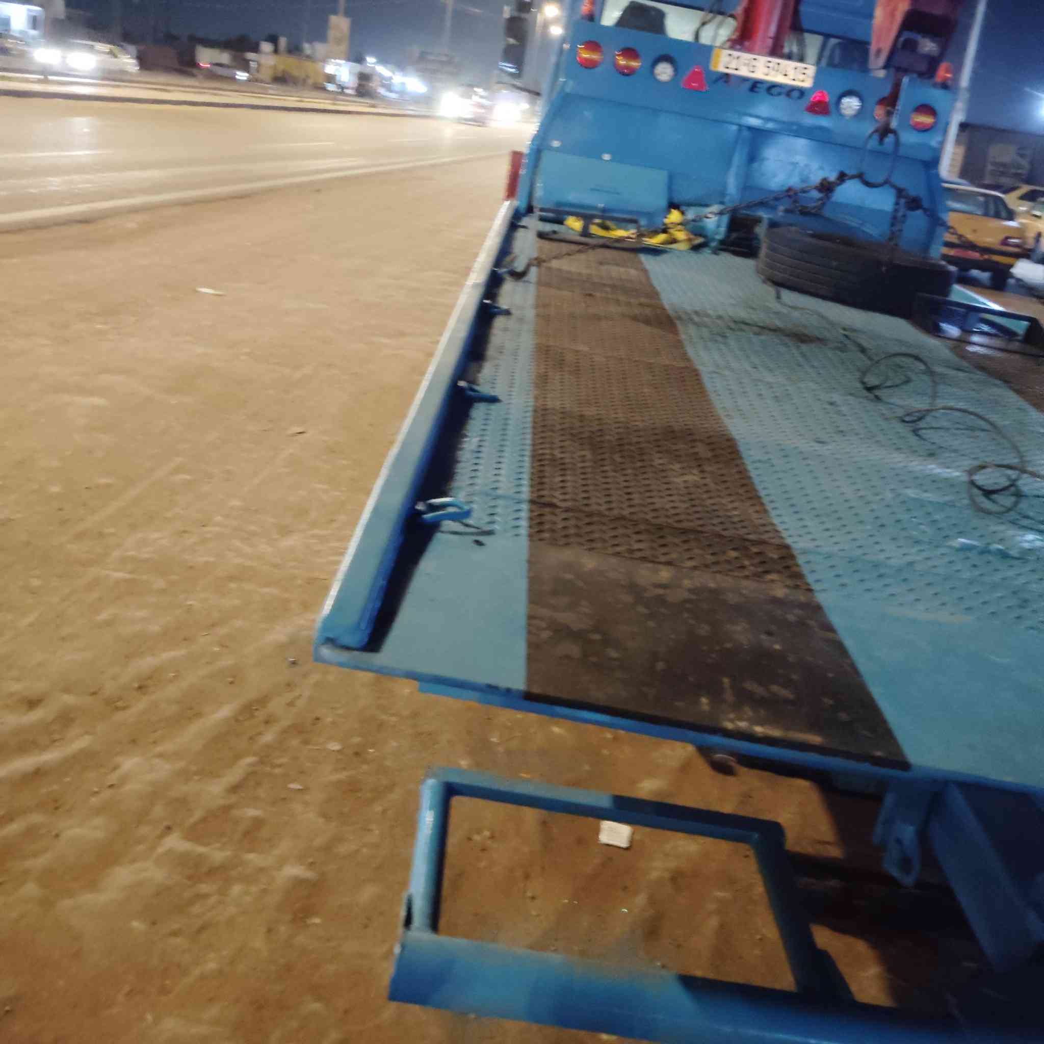 كرين سطحيه خاشوقه كرين 3 طن سلايتين موديل 2006 سعر سعرها بثلاث شدات و40 عنوان بابل اكسن  شاصي محرك كله كامل ما بيها نقص ترايك في البصره)***********
