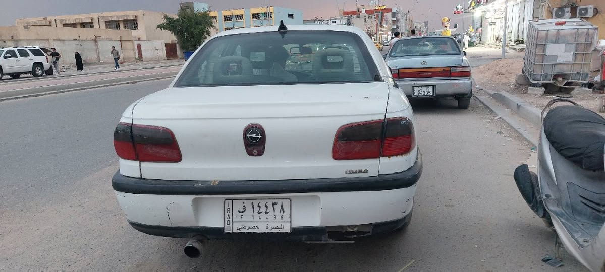 سلام عليكم سيارة اوبل كير ومكينة ثنين ونص راعية با البصرة ابو الخصيب السعر 20 رقم الهاتف***********
