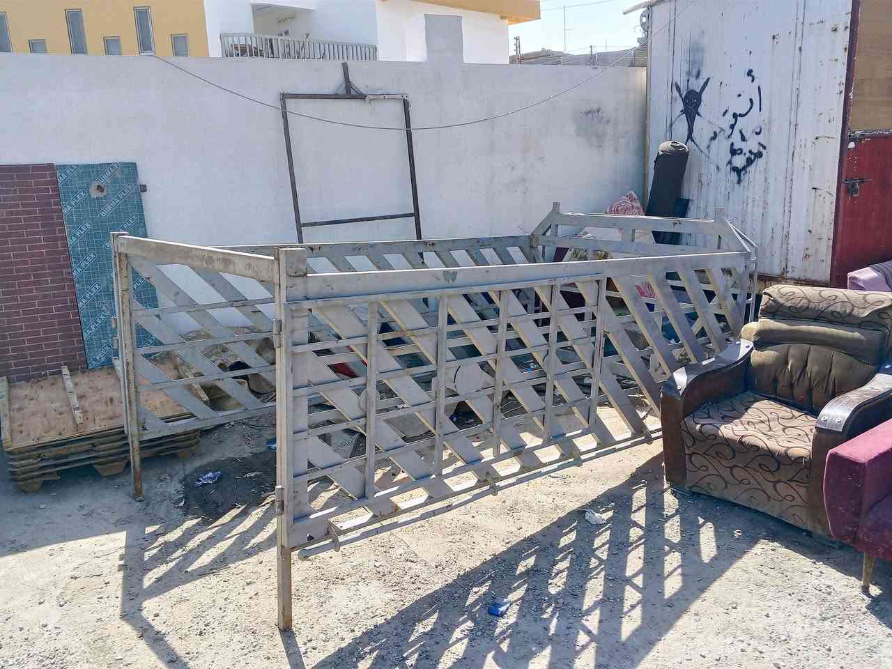 السلام عليكم 
محجر نثية جاهز ونظيف للبيع مكانه حي الجهاد السعر 250 وبي مجال رقمي ***********
