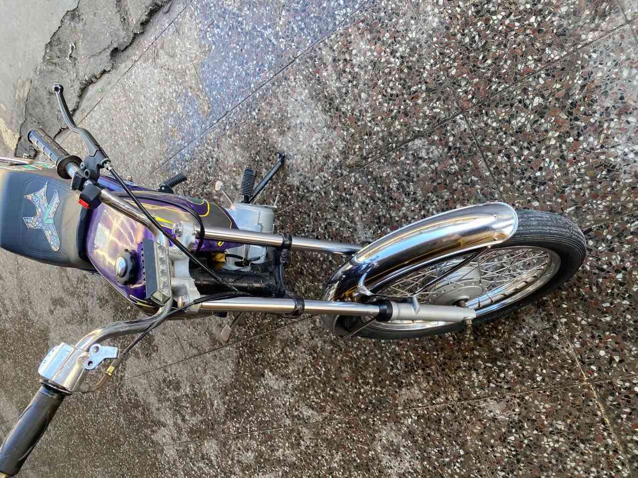 السلام عليكم
دراجه اربعه گير كلك مكفول 
الدراجه نضيفه وكامله مثل ما بالصوره
السعر325 وبيهه مجال بسيط

***********
