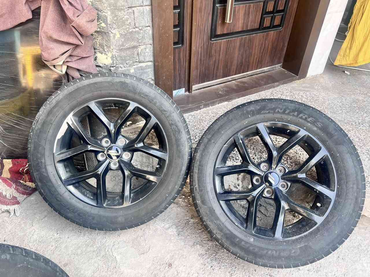 تايرات جارجر حجم 18 فقط ويل واحد مزلوغ وبيه عوجه مع تايرات نصف نظافه تايرات مكاني بغداد رستميه قرب المرور *********** متواجد واتساب قيم بحق الله واخذ
