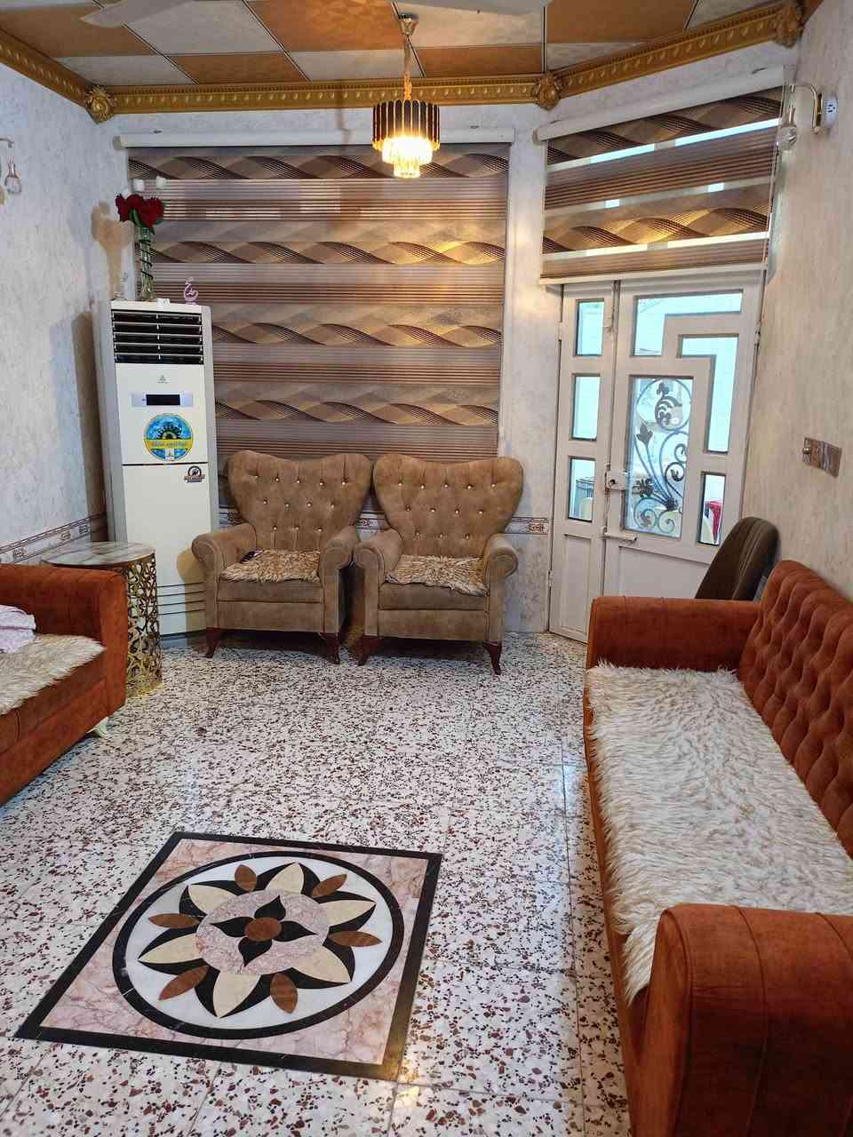 دار للبيع النجف حي النداء قرب شارع 60العرضي قرب جامع الكوثر قريب موقف الكيات المساحه 112متر واجه 7نزال 16 طابق ونص غرفتين وصاله ومطبخ واستقبال و3حمامات سيراميك بناء جناي كونكريت للاستفسار ***********

