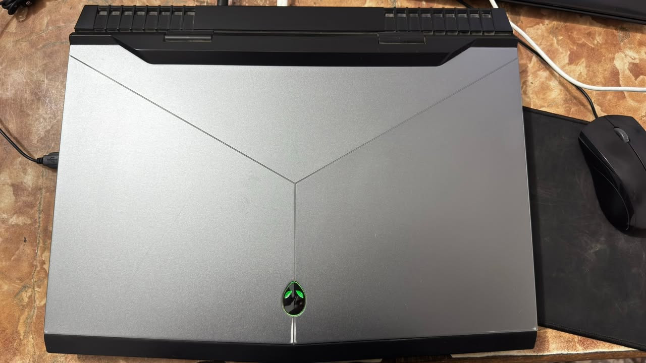 Alinware gaming
core i7-6700HQ :معالج
كارت شاشة :gtx 1070 ينطي 8 كيكا
رام: 16 كَيكَا ddr4
4k 60hz شاشة
Ssd m2 واحد تيرا
Ssd m.128
 16 رام
هارد 1 تيرا
وندوز برو اصلي مع السيريال
كيبورد rgb تحكم كل الالوان
فقط البطارية تالفة تحتاج تبديل وما عندي وقت الحك
ابدله


**إذا كنت صاحب هذا الإعلان وتريد حذفه لأي سبب، رجاءا أرسل رسالة إلى الدعم الفني**