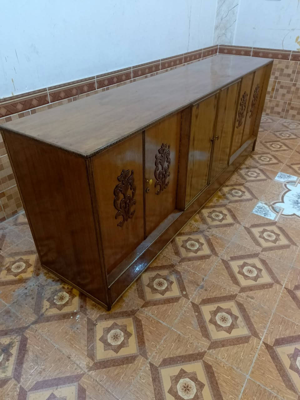 للبيع بوفيه صاج عراقي حطاطه 
الطول مترين ونص 
السعر 125وبيهااا مجال للتواصل خاص او عل الرقم ***********
متوفر واتس اب📞📲 العنوان الكرابله شارع مدرسه العروبه قرب المعارض
