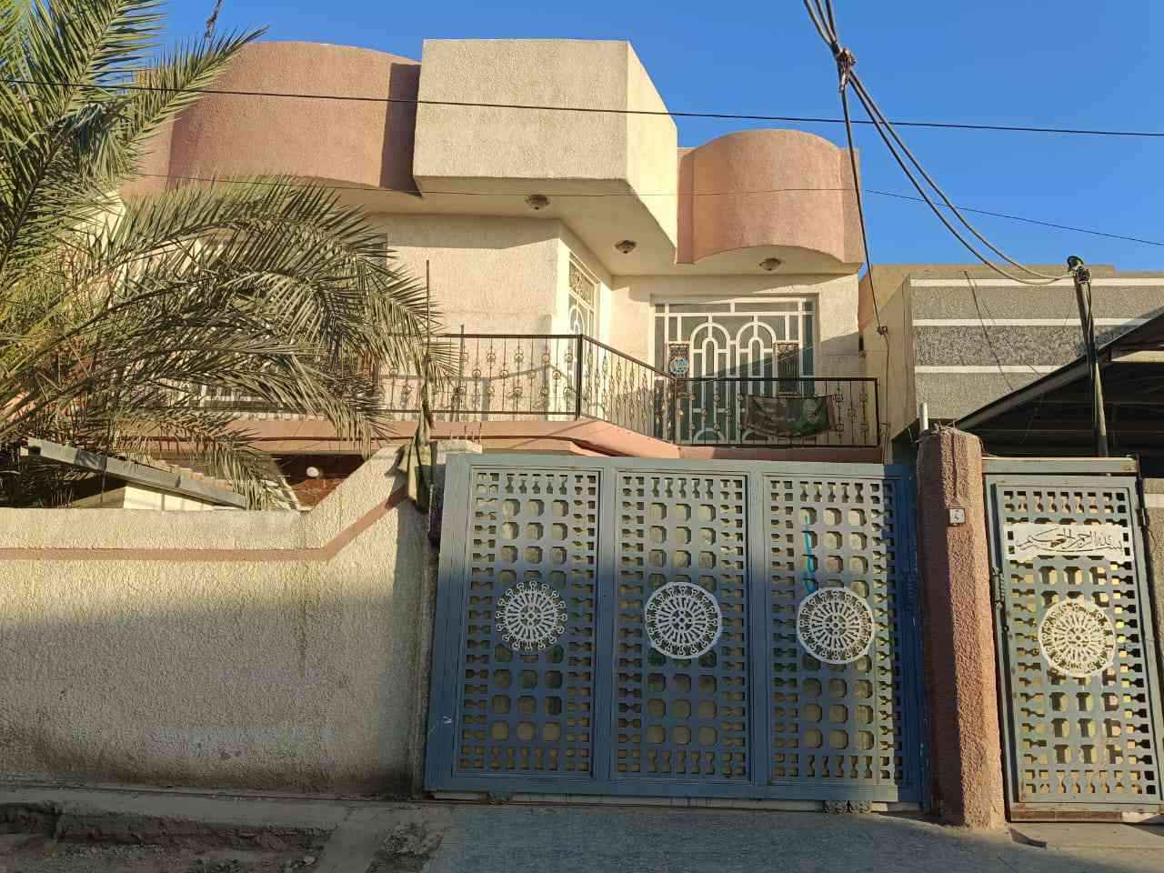 السلام عليكم بيت موقع مميز جدا 📍في شارع الكرينات يبعد 50متر عن شارع 60 فقط طابو صرف....
البيت بناء حديث 2019-2020 ..
البيت مطلوب مبارده 85مليون المشتري يسدد 430الف دينار بشهر 💸➡️➡️🔥
⬇️⬇️⬇️⬇️⬇️⬇️⬇️⬇️⬇️
ثاني بيت عن شارع 60 الرئيسي موقع ممتاز جدا جدا 
⬇️⬇️⬇️⬇️⬇️⬇️⬇️⬇️⬇️⬇️⬇️⬇️⬇️🔥🔥🔥
علما أن سعر المتر في الموقع لايقل عن مليونين دينار➡️➡️
⬆️⬆️⬆️⬆️⬆️⬆️⬆️⬆️⬆️⬆️⬆️⬆️⬆️🔥🔥🔥
البيت طابو ملك صرف باسم شخص واحد تحويل مباشر بطابو 📍📍
البيت طابقين يتكون من 
الطابق الاول/⬇️⬇️⬇️⬇️⬇️
( گراج سياره.مجمع صحيات . طارمه. حديقه صغيره .
مدخل موزع. استقبال. مطبخ . صاله . غرفتين نوم كبار . درج دوار  .مجمع صحيات داخليه)...

  مساحه البيت 200متر  طابو صرف 

الطابق الثاني/⬇️⬇️⬇️
( ثلاث غرف نوم. بيتونه كبيره. مجمع صحيات. سطح.)..
مجموع البيت 5غرفه نوم ➡️

عرض الشارع مال البيت 20متر ..
 ثاني بيت عن الشارع العام شارع 60 📍📍📍 

البيت خدمات كامله ماء وكهرباء ومجاري وكيبل ضوئي ومشمول بتبليط 🔥⬇️⬇️⬇️⬇️⬇️

مواصفات البناء /⬇️⬇️
البيت بناء درجه اولى ممتازه  طابوق جمهوري الارضيه مرمر  والطرامه والگراج گرانيت والواجهة حجر وصبغ  درجه اولى والبيت عالي عن الشارع ..
الجيران ناس جدا زينين  أغلبهم أطباء ومدراء عامين ..
البيت موقع جدا مميز وراقي وبعافيه  ع الياخذه
البيت معروض بسعر مناسب مقارنه باسعار المنطقه كون مستعجلين ع البيع ولظرف طارئ 💔⬇️⬇️⬇️⬇️⬇️
♥️⬅️⬅️⬅️⬅️⬅️⬅️⬅️⬇️⬇️⬇️⬇️⬇️⬇️⬇️⬇️
علماً أن سعر المتر في الموقع لايقل عن مليونين دينار 🔥➡️
رجاءاً.  انتباه ⬆️⬆️⬆️⬆️⬆️⬆️⬆️⬆️🔥🔥🔥⬆️

للاستفسار عن السعر وبقيه التفاصيل الإتصال على الرقم ⬇️ 
***********➡️➡️➡️➡️
⬆️⬆️⬆️⬆️⬆️⬆️
لحد يراسل خاص مباشره تصلو ع الرقم 📞

.........................

الصور كاملات للبيت ⬇️⬇️⬇️⬇️⬇️⬇️⬇️⬇️⬇️
