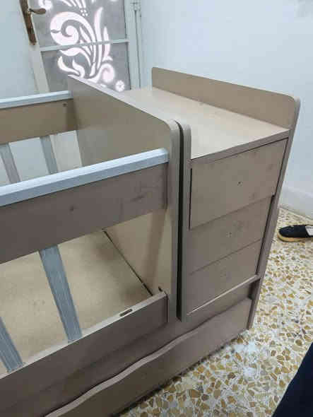 للبيع تخت طفل 
ثلاث مجرات بيها 
٦٠ 
حي صدام 
***********
