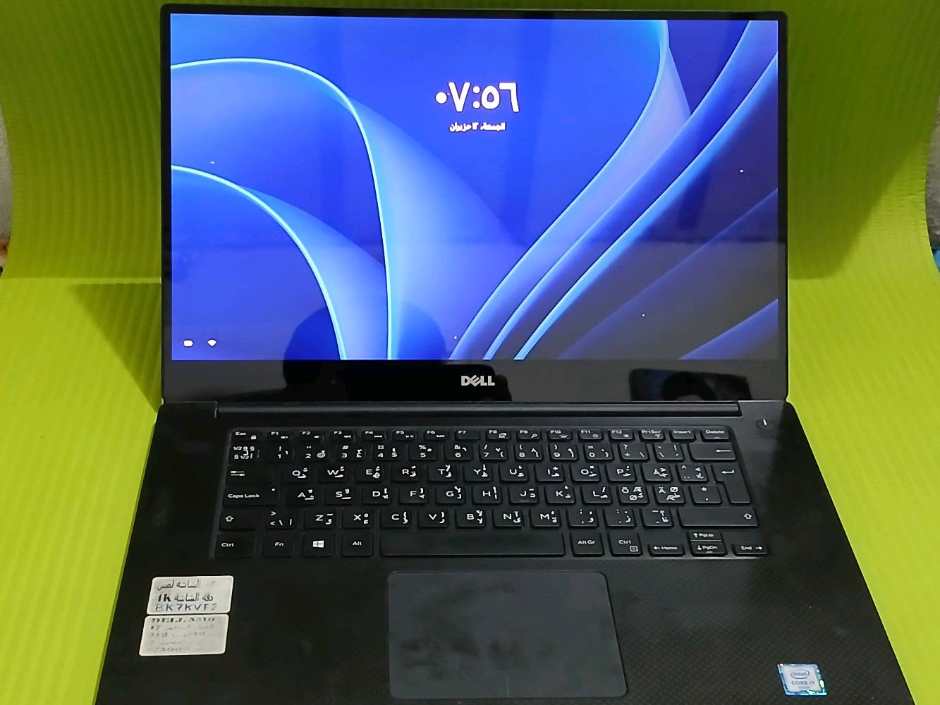 الشاشه لمس 
دقة الشاشه 4k
جيل السادس
16ram
core i7
هارد512GG   ssd