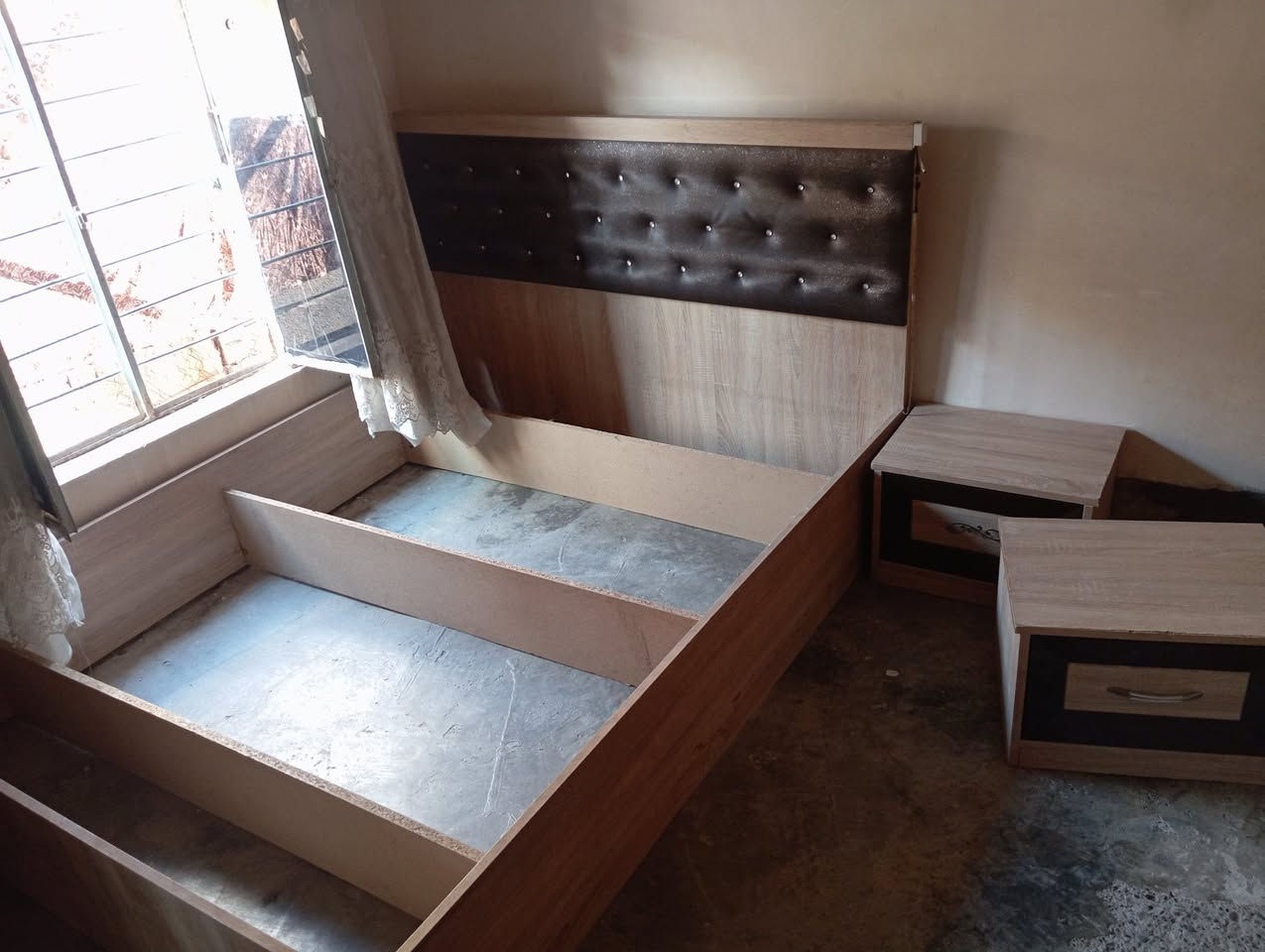 غرفة نوم 7 قطع ويا دوشك  كلش نضيفه بدون عيب سعر 350 وبيها مجال مكان اربيل 
***********
