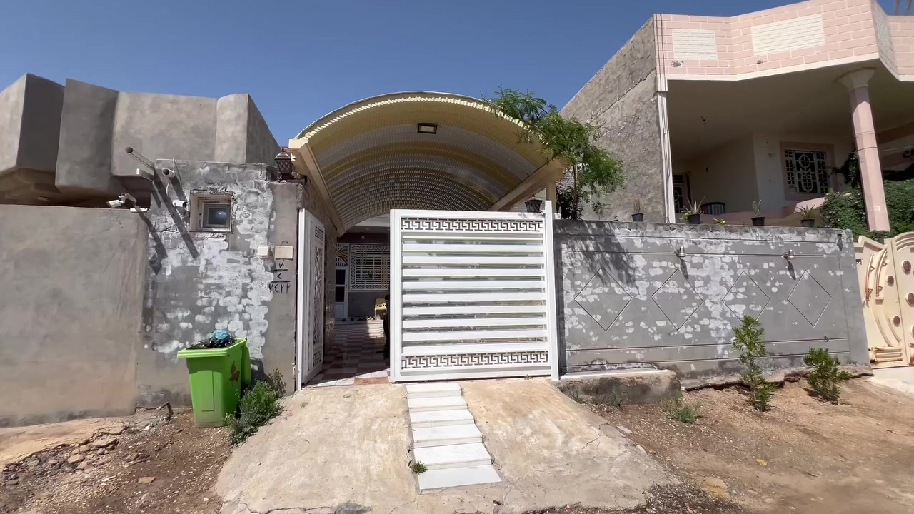 السلام عليكم بيت ٢٧٠ متر طابو زراعي سند ٢٥ 
العنوان جمعيه شارع حبيب ابن مظاهر الاسدي 
-غرفتين نوم _استقبال _صاله كبيره _مطبخ _كراج سياره وحديقه البيت ع شارعين الباب خلفيه ع شارع والباب رئيسيع شارع ع شارعين البيت جاهز بناء جديد طابوق صب مسلح السعر (165) وبي مجال 
الاستفسار / ***********
