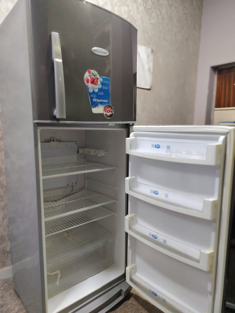 سلام عليكم
ثلاجة للبيع مستعجل
مابيها اي عطل شغالة 
السعر:250 الف
للاستفسار على هذا الرقم
***********
