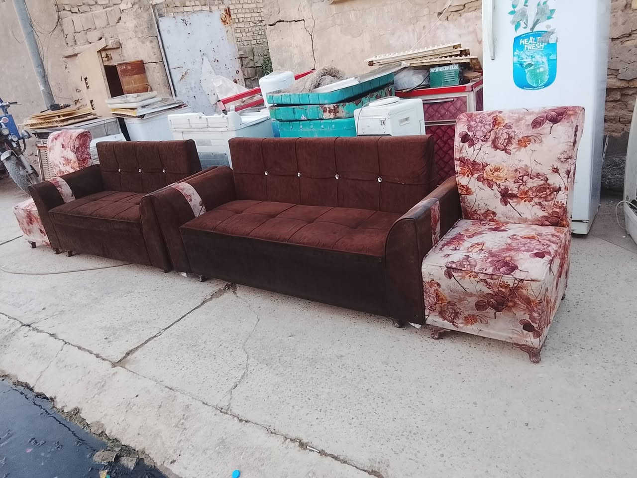 تخم صاله نضيف ومرتب 7نفر مابي اي ضرر مكاني بالقاسم شارع البريد سعره مناسب 125وبي عيديه بسيطه  ***********
