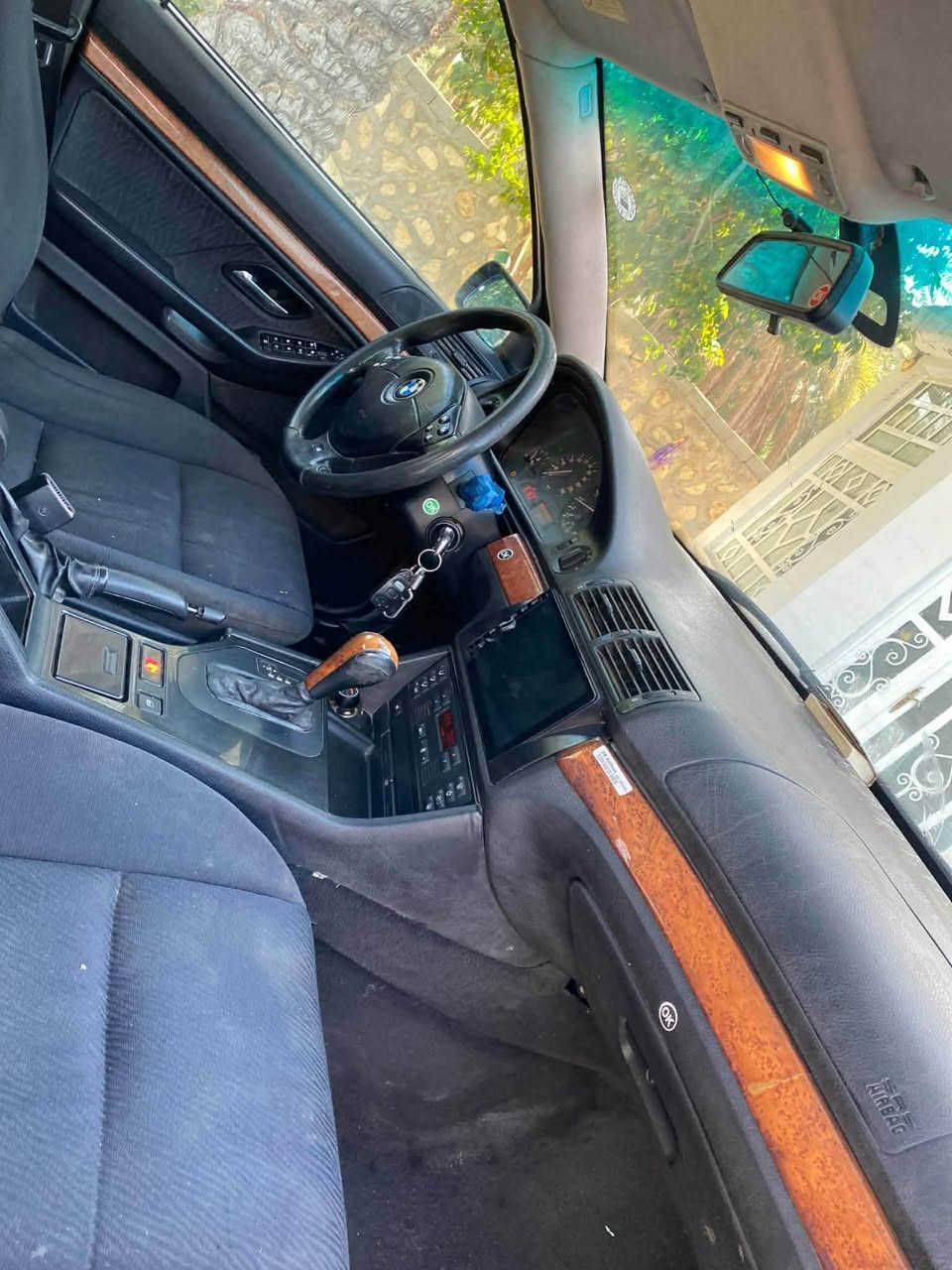 سلام عليكم
BMW 528
موديل2000
6سلندر دبل فانوس مسكر 
محرك كير كهربائيات حداديه  
تبريد تدفئه  87$
مكان السيارة الحلة 

***********
