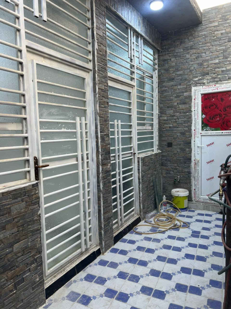 بيت للبيع مساحه ١٠٠ م طابو زراعي سند ٢٥ بناء جديد طابق واحد يحتوي على استقبال وصاله ومطبخ وغرف نوم وصحيات 
سعره ٨٠ مليون. عنوان كربلاء البوبيات عمود ٦٠ قرب أسواق برتقاله   أي استفسار اتصل *********** نستقبل جميع العروض في انحاء كربلاء.
