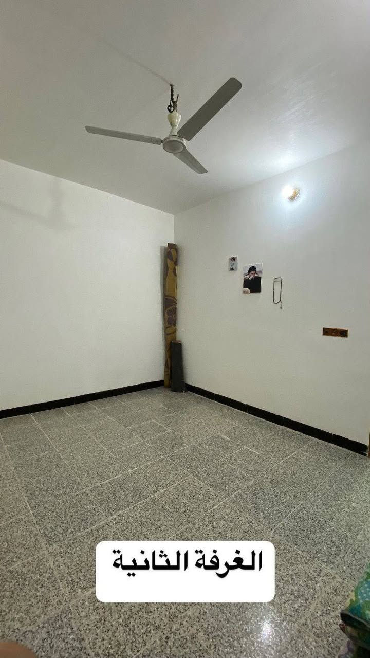🛑بيت مع محل🛑
..للبيع 
طابو زراعي سند(25) مشمول بالتمليك)

المساحه:-240 متر مربع ✅ 
البيت بناء درجه أولى..اساس وسقف صب كونكريت
يحتوي البيت على..3 غرف نوم وصاله كبيره واستقبال كبير ومطبخ وحمامات عدد(2)
يحتوي البيت على مدخلين ☑️ 
 ارضيه كاشي ✅ درجه اولى 
السطح شتايگر درجه اولى 

البيت يطل على شارعين 

المنطقه تحتوي على ماء وكهرباء وتبليط

العنوان..📍شارع المطار مقابل ملحق قرية الغدير عمود 321 بالخط الاول 
للاستفسار الاتصال⬇️
*********** أو مراسله واتساب النجف, العراق
