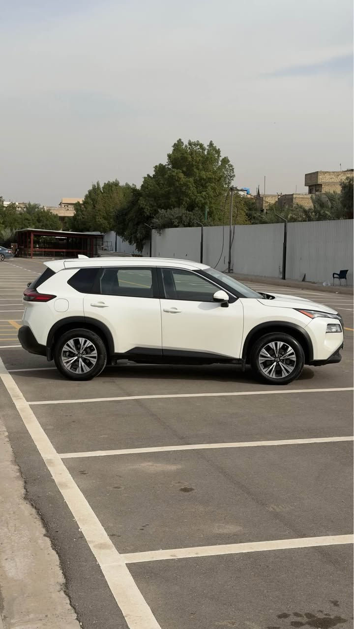 نيسان روج موديل 23 فئه SV محرك 3 بستم 1500 توربو 
بيها باب خلف السائق مبدل بلاد ماشيه 46 الف ميل 
مواصفات رادار امامي وخلفي وجانبي شاشه وكامره
فور ويل بصمه تشغيل وابواب هندبريك بصمه تشغيل عن بعد اتو هولد وضعيات قياده متعدده العنوان بغداد 
السعر 170 ورقه الهاتف *********** بغداد, العراق
