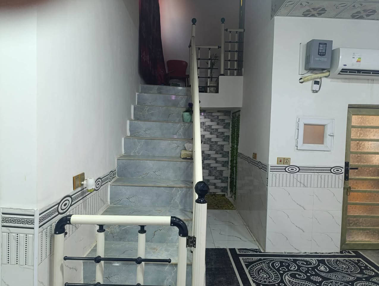 سلام عليكم  250متر للبيع اساس صب كونكريت بناء بلوك وعكاده يحتوي على غرفتين او صاله وستقبال ارضيه بورسلين سقوف ثانويه شارع المطار جديد بشارع علكم بشارع حاتم الخير نهايت المقرنص   سعر 68 او بي مجال ***********
