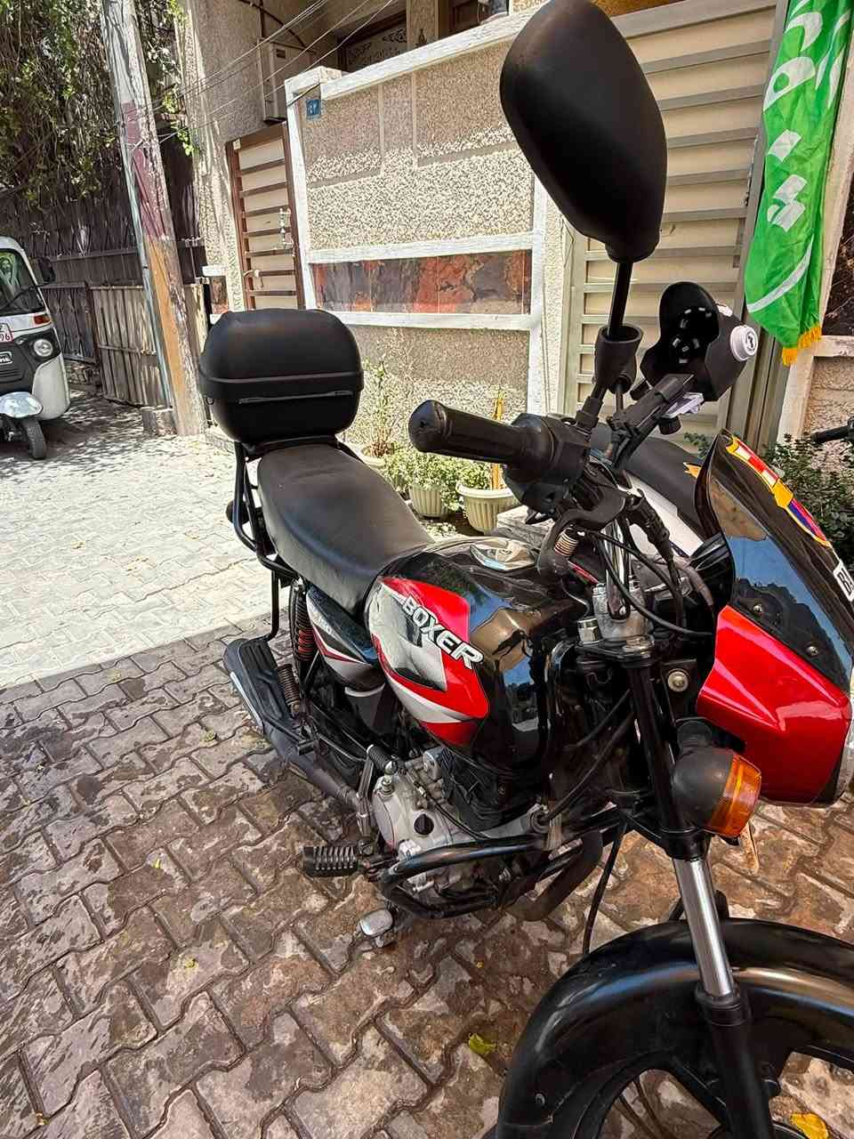 📍بغداد
السلام عليكم دراجة بوكسر كلاسك موديل 22 رقم وسنوية جاهزه تحويل ثاني يوم  مع جنطه خاصه وكاله دراجة بحالة جيده جداً استعمال خاص مامشتغله دلفري الدراجه معتنين بيها كل ٢٠ يوم يتبدل دهن دراجه ال ياخذها بالعافيه علي تفيد اليريد يشتغل بيها دلفري او على باب الله السعر مليونين او 150 الف او وبيها مجال للشراي رقم الهاتف ***********
