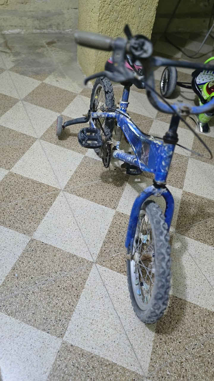 السلام عليكم بايسكلات عدد 2 للبيع الأحمر ب35 والثاني ب25
الحمزة حي الحسين (ع)  قرب مدرسة الوركاء خاص أو الاتصال ***********
