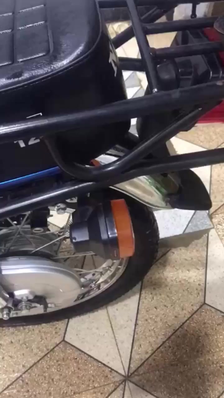 السلام عليكم
دراجة للبيع
كوت واسط 
 موديل 12
 تعمير 26
 سعر خاص؟


**إذا كنت صاحب هذا الإعلان وتريد حذفه لأي سبب، رجاءا أرسل رسالة إلى الدعم الفني**