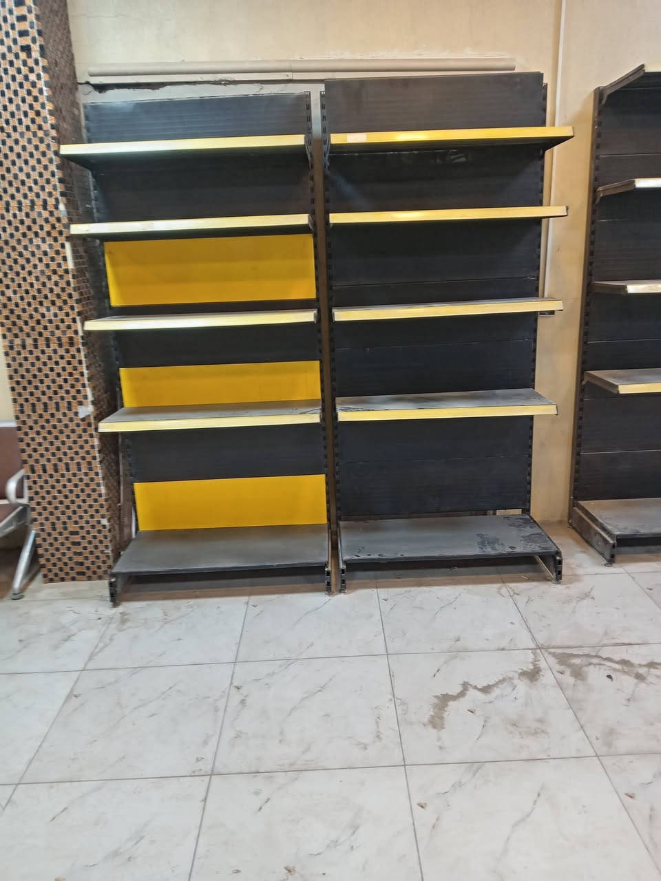 سلام عليكم رفوف عدد 5 كاملات سكك كامله وستخدام قليل سعر الرف الواحد 75. الف عنوان النجف الاشرف ناحيه الرضويه.... اتصال ***********
