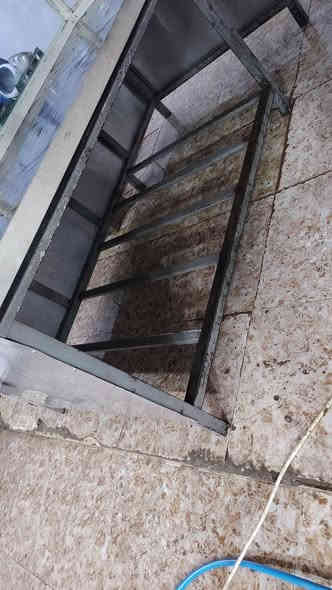 سلام عليكم، ميز او جامخانة مال خبز،للبيع مترين بمتر، درجة أولى، مكان قادسية للاستفسار، اتصل ***********
