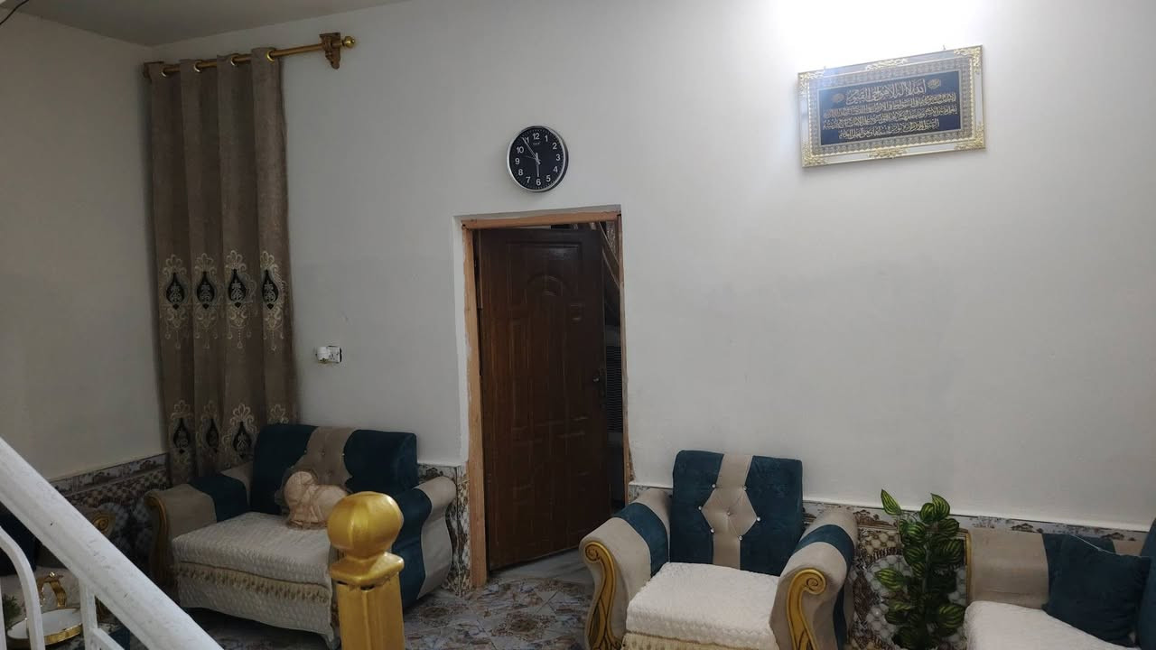 بيت للبيع مساحه 112 متر واجها 7 ونص  يتكون من استقبال و صاله و غرفه نوم و مطبخ و مناور 2  صحيات خارجيه و داخليه المكان الشبانات حولي 100 اول نزله عن الحولي للاستفسار اكثر اتصل ***********
