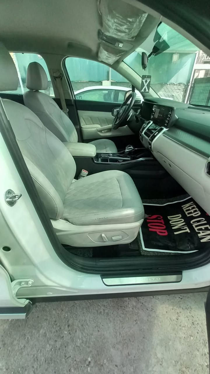 🚗 كيا سورينتو 2021 خليجي (قمارة حديد) – 7 راكب بحالة الشركة! 🚗
​للبيع سيارة كيا سورينتو موديل 2021، مواصفات خليجية متكاملة، قمة بالراحة والفخامة والعائلية.
​📌 المواصفات العامة والمحرك:
• ​الموديل: 2021 (قمارة حديد).
• ​المحرك: 6 سلندر سعة 3.5L (3500cc).
• ​الرقم: بغداد (اللوحات الحديثة).
• ​اللون: أبيض.
• ​الماشية: 87 ألف كم فقط.
​🛋️ الراحة والمقصورة الداخلية:
• ​السعة: 7 مقاعد جلد فاخرة.
• ​الكراسي: تحكم كهربائي بالمقاعد الأمامية.
• ​التكييف: تبريد لمس (3 قطع) مع تحكم مناخي مستقل للجهتين.
• ​الستائر: بردات بلادية جانبية.
• ​الجير: عصا.
​⚡ التكنولوجيا والتجهيزات:
•  ​الشاشة: شاشة كبيرة تدعم Apple CarPlay ونظام ملاحة GPS. 
• ​التشغيل: تشغيل عن بعد + دخول ذكي (بصمة) + نظام ترحيب.
• ​الصندوق الخلفي: فتح وإغلاق كهربائي.
• ​الشحن: شاحن لاسلكي للهاتف + مداخل شحن متعددة.
• ​القيادة: تحكم ستيرن كامل + مثبت سرعة + 4 وضعيات قيادة مختلفة.
• ​المرايا: طي كهربائي مع إشارات جانبية.
​🛡️ الأمان والحساسات:
• ​كاميرا خلفية دوارة.
• ​حساسات أمان أمامي وخلفي.
• ​نظام مانع انزلاق.
​🔍 حالة السيارة:
• ​السيارة جديدة وبوضع الشركة تماماً.
• ​الصبغ: مكفولة من الصبغ، عدا تعديل بارد بسيط جداً (أقل من شبر) في أسفل باب السائق موضح بالصوره باللون الازرق.
​💰 السعر المطلوب:247 ورقة ($24,700) وبيهه مجال بسيط للشراي الجاد. 

للأتصال على الارقام *********** او***********
