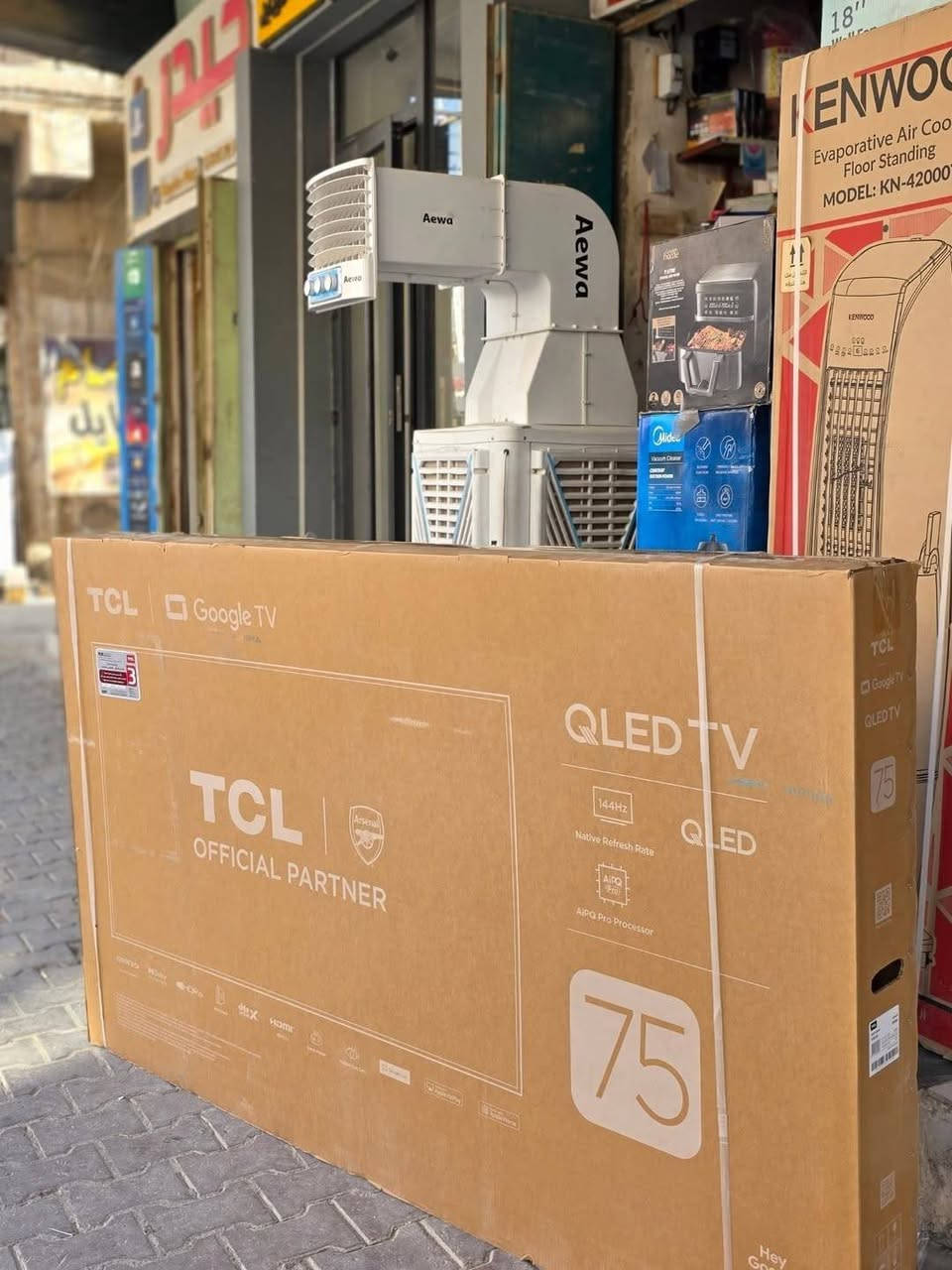 بلازما حجم 75 بوصة الماركة غنية عن التعريف TCL ماخذها بمليون و450 الف وبعدها بالضمان سعرها من الأخير قفل مليون
بلازما حجم 75 بوصة من شركة TCL العالمية المعروفة
 أستخدام قليل جداً البلازما بعدها أخت الجديدة شرط شخط ما بيها يعني حالها حال الجديدة مواصفاها جوه اقرة

المواصفات الأساسية
 نوع الشاشة: بتقنية Quantum Dot (QLED) التي تقدم ألواناً نابضة بالحياة وحقيقية.الدقة: 4K UHD (أي أربعة أضعاف دقة الوضوح العالي).معدل التحديث: 144Hz (مدعومة بخاصية Motion Clarity Pro) لعرض حركة فائقة النعومة.

مميزات الألعاب والصورةGame Master Pro 3.0: تقنية مخصصة للاعبين لتوفير استجابة سريعة جداً.تقنية + HDR: تدعم صيغ HDR المتعددة (Multi HDR) لتقديم تباين استثنائي وتفاصيل دقيقة في المناطق المظلمة والمضيئة.محسن الألعاب 240Hz Game Accelerator: يقلل من التأخير (Input Lag) ويمنح تجربة لعب سلسة.

نظام التشغيل: Google TV (يدعم تطبيقات مثل Netflix، Prime Video، وDisney+).المساعد الذكي: يدعم الأوامر الصوتية بدون استخدام اليدين عبر Hands-free Google Assistant.الصوت: نظام صوتي مدمج من شركة ONKYO الشهيرة، مع دعم تقنية Dolby Atmos.

تواصل واتساب ***********
بلازما حجم 75 بوصة الماركة غنية عن التعريف TCL ماخذها بمليون و450 الف وبعدها بالضمان سعرها من الأخير قفل مليون
