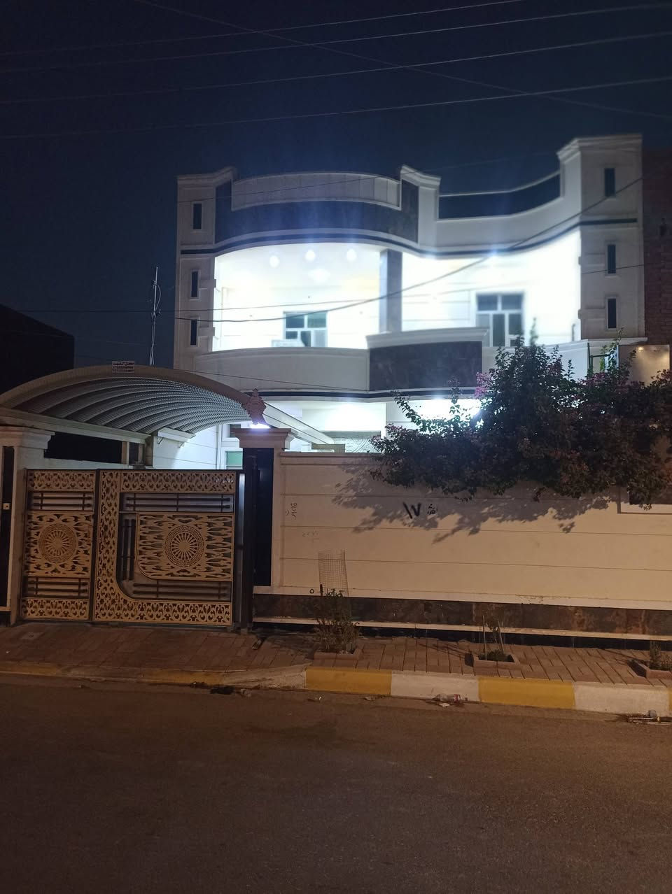 بيت للبيع الرمادي شارع النخيل قرب فندق روز بلازا
طابو ملك صرف سند فسفوره التواصل مع المالك
اني مكلف بالنشر وما اجاوب عل تعليقات 
 المالك ***********
المساحه 250م 10×25
بناء حديث حجر وسمنت طابقين 4غرف نوم واستقبال وصاله ومطبخ حار بارد وحديقة و3حمامات
