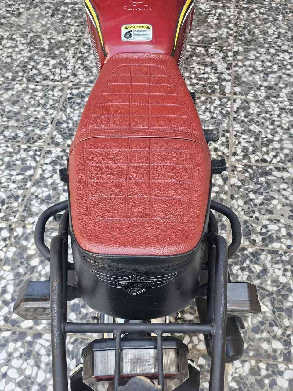 السلام عليكم سونك موديل 2025 محرك 200 دراجة جديدة ونضافتهة كدامكم ممفتوح بيهة برغي ما بيهة اي نقص وكلشي شغال بيهة اوراق كاملة بصمة تحكم وتشغيل عن بعد تايرات جدد مال شركة مكاني بغداد الحسينية رقم ***********
