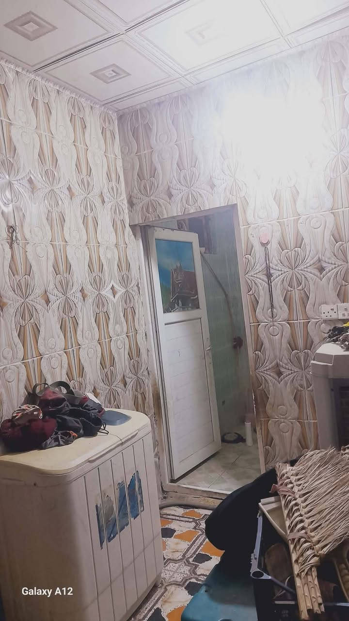 السلام عليكم بيت للبيع 100 متر بسمي بحي عصام وره السجه ثالث بيت مقابيل المولده حاليا امئجره 125 الف مستعجل عله بيعته السعر 26 بيت حلو ومرتب من الداخل مثل ماشوفون *********** اني صاحب البيت
