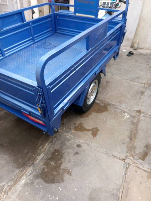 ستوتة زرقاء بحالة ممتازة للبيع. مناسبة لنقل البضائع والمشاوير داخل المدينة. الستوتة نظيفة جداً وكأنها جديدة، مع مقعد مريح وجودة تصنيع عالية. هذا النوع من الستوتات معروف بتحمله العالي وكفاءته. مناسبة للأفراد والشركات.