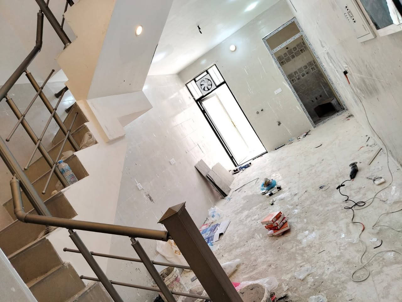 بيت 50 متر لإيجار جديد  الطابق الاول صالة ومطبخ وخدمات 
الطابق الثاني غرفتين وخدمات  مطلوب عائلة صغيرة الكريعات الوقف السني خلف المعارض ***********
