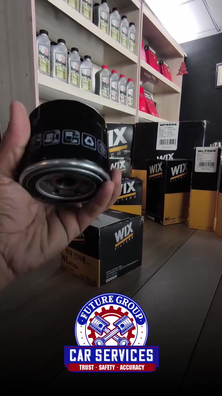 ليش فلتر الزيت WIX WL51334 هو الخيار الذكي لسيارتك؟
كثير من أصحاب السيارات يهتمون باختيار أفضل أنواع الزيوت التخليقية، ولكن يغفلون عن العضو الأهم الذي يحمي هذا الزيت والمحرك: فلتر الزيت.
فلتر WIX WL51334 ليس مجرد قطعة غيار عادية، بل هو خط الدفاع الأول عن محرك سيارتك (هيونداي أو كيا) لضمان بقائه قادراً على العطاء لأطول فترة ممكنة.
🔍 كيف يعمل الفلتر وماذا يقدم لمحركك؟
ترشيح دقيق بنسبة تصل إلى 99%: أثناء حركة الزيت داخل المحرك، يلتقط الشوائب الدقيقة جداً، الكربون الناتج عن الاحتراق، وبرادة المعادن غير المرئية. فلتر WIX يضمن احتجاز هذه الجسيمات تماماً ويمنع إعادة تدويرها داخل الأجزاء الحساسة مثل السبايك وعمود الكرنك.
تكنولوجيا صمام منع رجوع الزيت (Anti-Drainback Valve):
هذه الميزة تحافظ على امتلاء الفلتر بالزيت حتى والسيارة مطفأة. الفائدة؟ عند تشغيل السيارة في الصباح (Cold Start)، يضخ الفلتر الزيت فوراً وبأجزاء من الثانية إلى أعلى المحرك، مما يمنع الاحتكاك الجاف الذي يتسبب في 75% من تآكل المحركات على المدى الطويل.
دعم مطلق لمحركات التيربو والـ GDI:
المحركات الحديثة تعمل تحت ضغط وحرارة عاليين جداً. هذا الفلتر مصمم بجسم معدني قوي وصمام أمان داخلي يتحمل تدفق الزيت السريع والضغط المرتفع دون أن ينبعج أو يسمح بمرور الزيت دون فلترة.
الصديق المثالي للزيوت التخليقية (Fully Synthetic):
إذا كنت تستخدم زيوتاً تمشي لمسافات طويلة (مثل 0W-30 أو 5W-30)، فأ�


**إذا كنت صاحب هذا الإعلان وتريد حذفه لأي سبب، رجاءا أرسل رسالة إلى الدعم الفني**