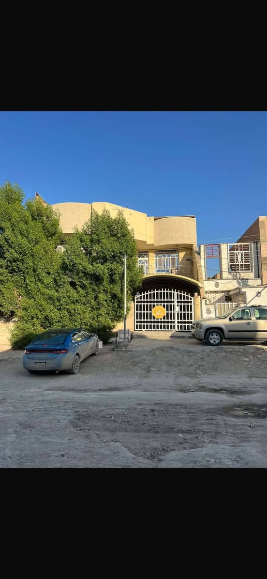 🏡 دار للبيع – طابو صرف
📍 الموقع: شارع الحسينية – شارع 60
✨ فرصة مميزة للسكن العائلي في موقع هادئ وقريب من جميع الخدمات
📐 المساحة: 180م²
🏗 سنة البناء: 2017 – بناء حديث ومتين
💰 السعر: 295 مليون قابل للتفاوض
📍 تبعد:
▪️ 50 متر عن الشارع العام
▪️ 500 متر عن الجمعية
🏠 تتكون من طابقين:
🔹 الطابق الأرضي:
مطبخ واسع + استقبال مريح + كليدور
غرفة نوم + مجمع صحيات
منور + فسحة خلف البيت
🔹 الطابق العلوي:
3 غرف نوم + كليدور
مجمع صحيات
🛏 مجموع غرف النوم: 4 غرف
📞 للاستفسار:
***********📲
***********📲
(اتصال & واتساب)
