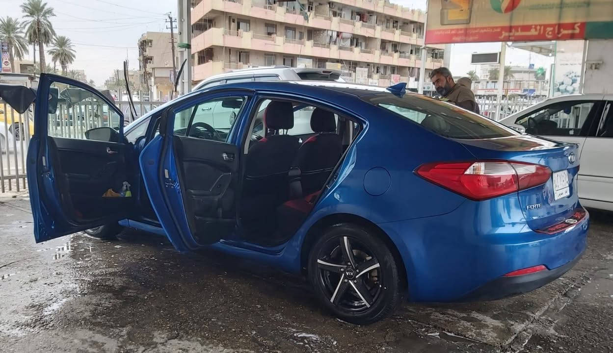 السلام عليكم
سيارة فورتي 2014 وارد امريكي 
رقم بغداد حادث جانبي بدون دواخل ومبدل باب 
السنوية ساقطة سنتين تقريبا
محرك كير حدادية سليم جدا وشغال عال العال 
داخلها نظيف ومظهرها مقبول جدا عكس الصور 
السعر 95 ورقة وبيها مجال 
التواصل على الهاتف فقط 
***********
