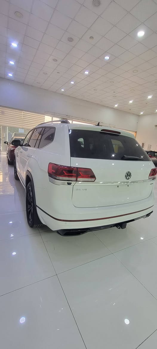 السلام عليكم
Volkswagen Atlas SE 2023 4MOTION 

✨ فول مواصفات (عدا الفتحة)
سيارة عائلية قوية، مريحة، ونظيفة جداً

⚙️ المواصفات:
 • محرك ٦ سلندر 
 • دفع رباعي 
 • تشغيل بصمة + تشغيل عن بُعد
 • شاشة كبيرة تدعم Apple CarPlay و Android Auto
 • 7 مقاعد – 3 صفوف
 • جلد قرميدي فاخر
 • تبريد ثلاثي + تحكم كهربائي بالمقاعد
 • جنوط رياضية 20 إنج أسود
 • أضوية LED كاملة
 • كاميرا خلفية + حساسات أمامي وخلفي
 • نظام النقطة العمياء
 • تحذير اصطدام + كبح تلقائي
 • مثبت سرعة ذكي (Adaptive Cruise Control)
 • نظام مراقبة المسار
 • باب خلفي كهربائي يُفتح بحركة القدم

📌 ملاحظة: حادث خفيف (صبغ نص بند و جاملغ) رقم شانصي موجود بالصور
📍 مكان السيارة أربيل

💰 السعر: ٢٦٥٠٠ دولار

📞 للاستفسار: ‭0750 446 6341 ‬

